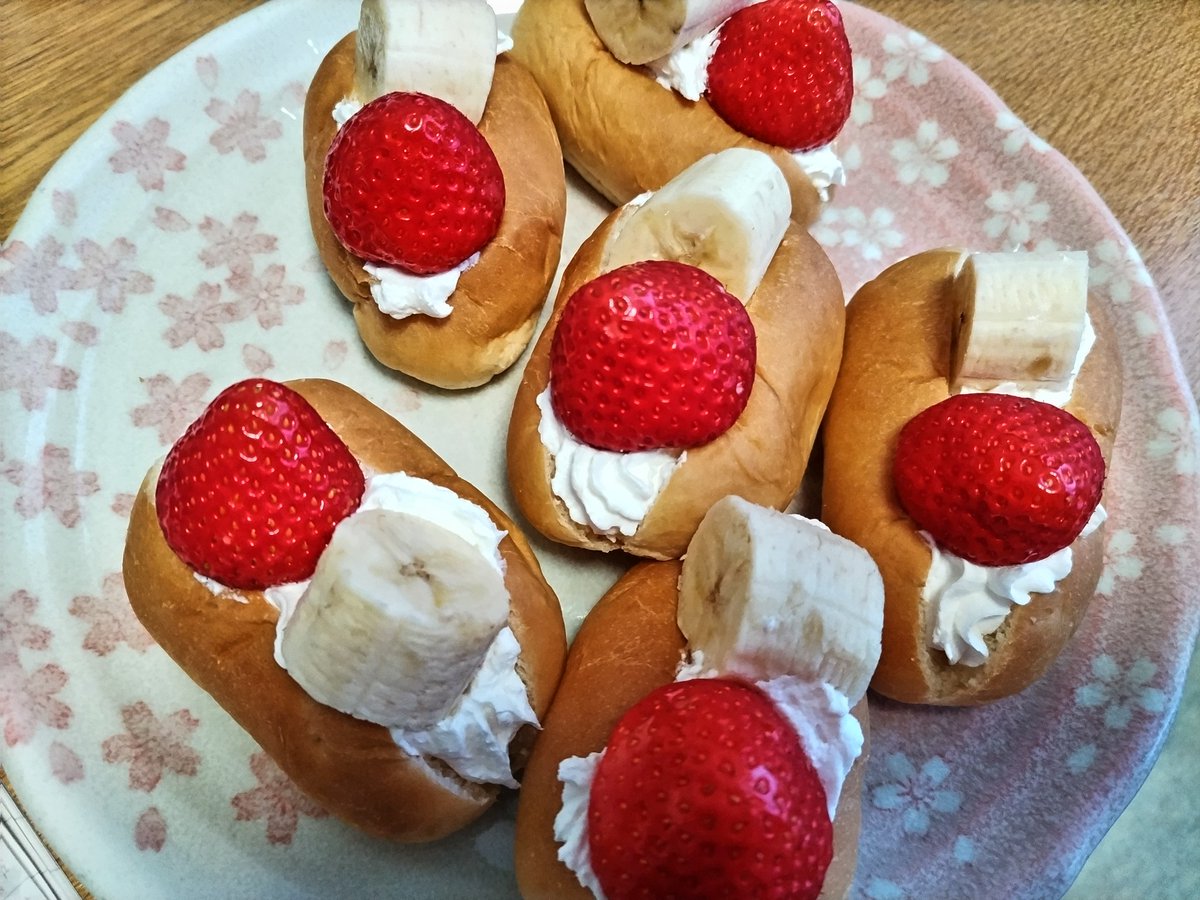 PULIN_____'s tweet photo. イチゴとバナナと生クリームはおいしい(๑´ڡ`๑) https://t.co/EfHCAPg07l