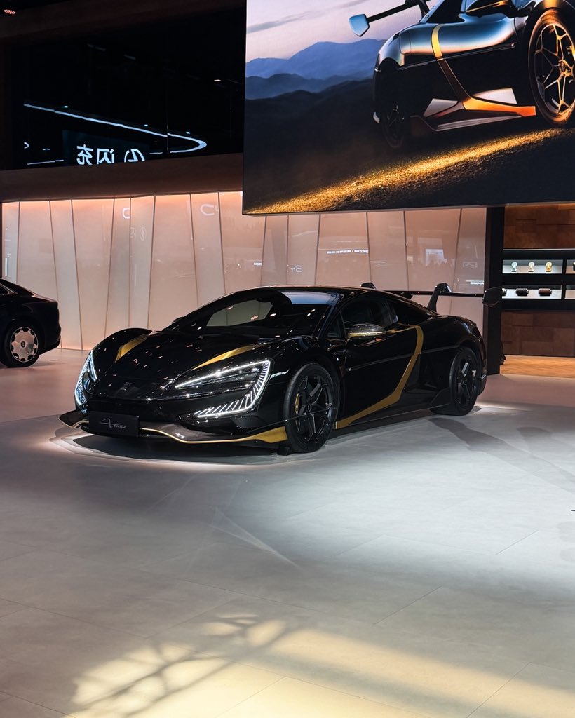 Zero2Turbo's tweet photo. The fastest production car in the world, the YangWang U9X.

It hit 496.22km/h thanks to the 2,978hp it packs from the quad-motor setup.

Just 30 units are being made and they have more than likely been spoken for.

They are aiming to break 500km/h as soon as they find the appropriate location.

#YangWang #U9Xtreme #BYDEJourney #BYDSouthAfrica