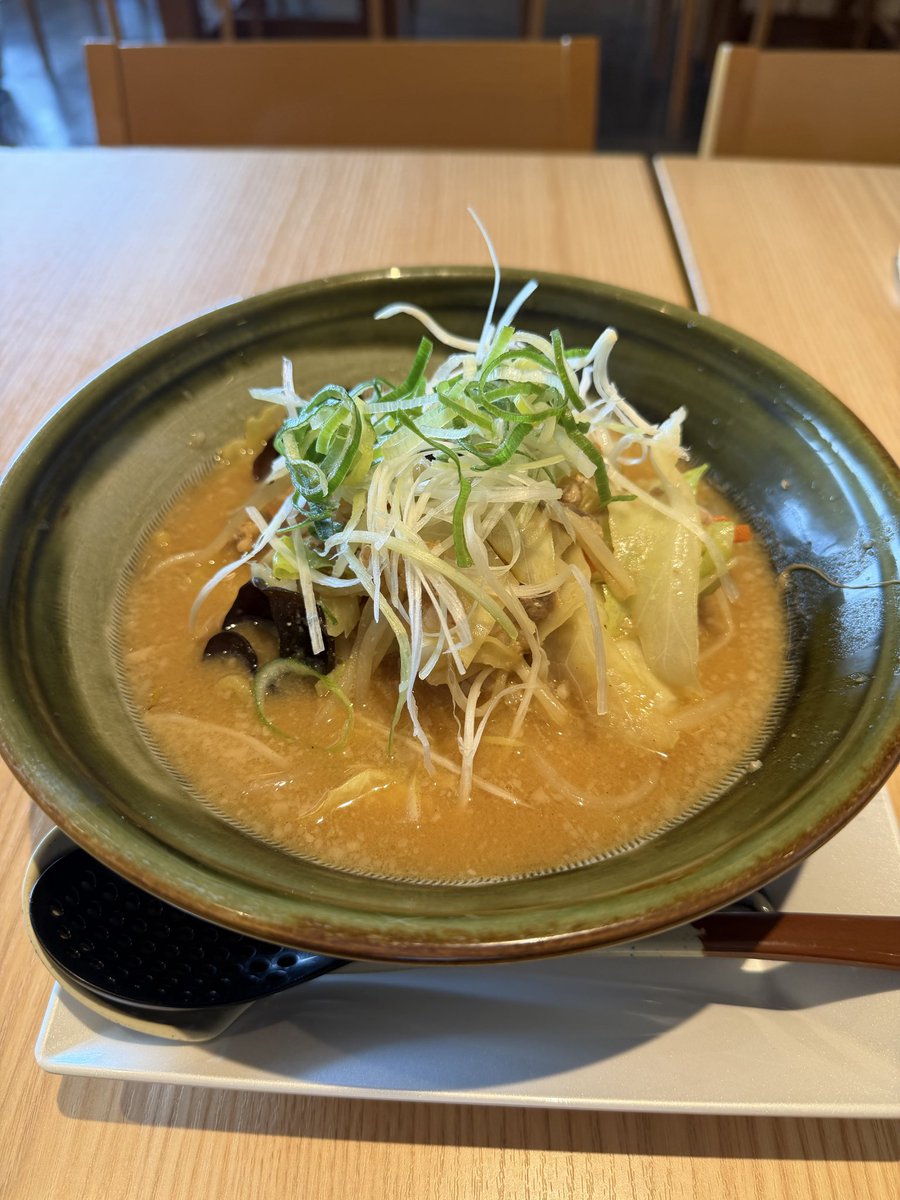 takeheritage's tweet image. Mさんに薦められて行って来ました〜🍜
#東武🏬《#SPICE》8Fにある『無尽蔵』
初だったので！店員さんに質問し🙋
⇨新潟みそ　¥980を注文！
具沢山で食べごたえあり☝️
#宇都宮　#無尽蔵🍜#新潟らーめん