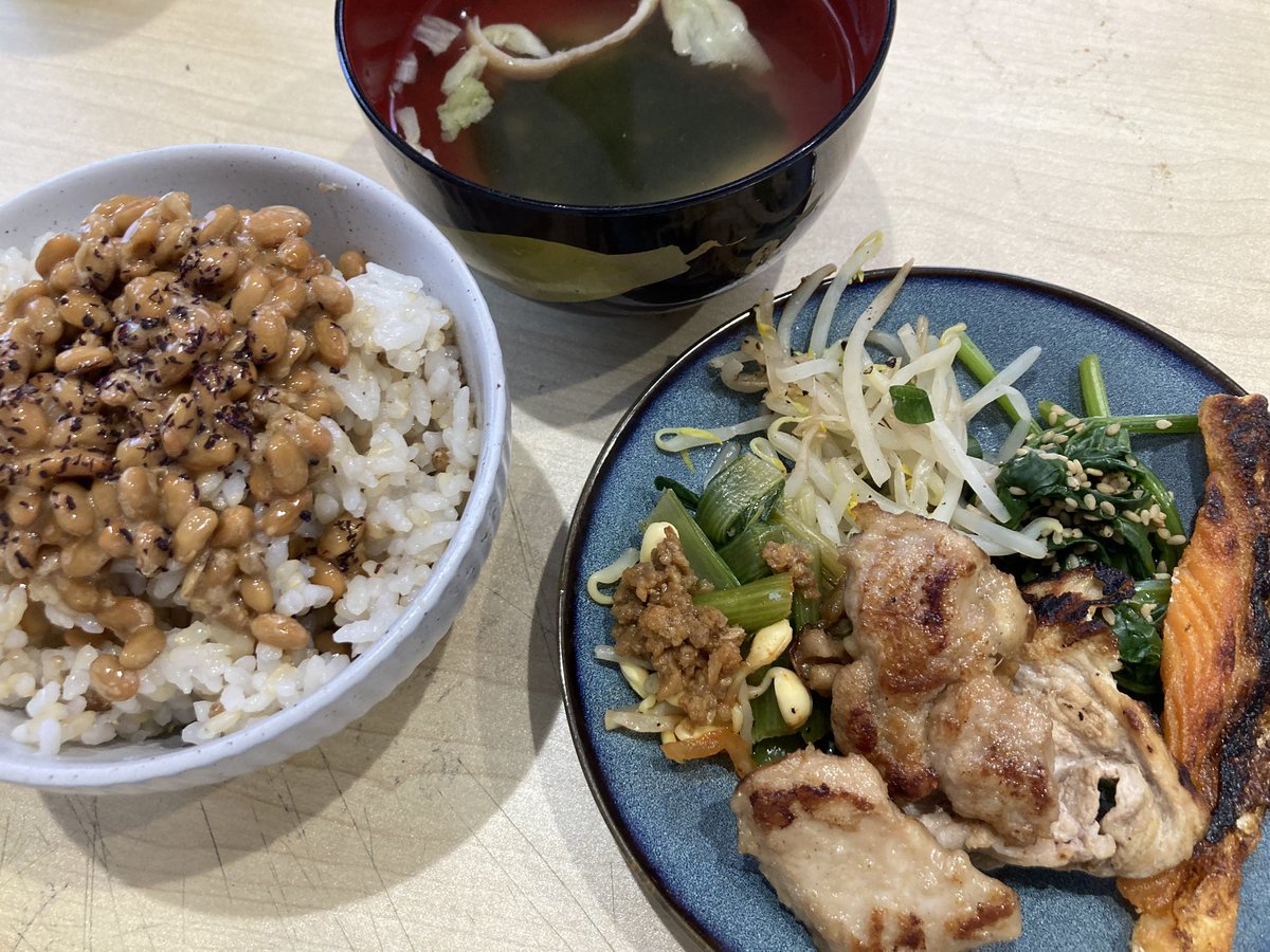 dokunukin's tweet photo. 約3ヶ月前に4月末までにシックスパックを作るという目標を立てて、食べる物を変えてみたり、筋トレの量を少しずつ増やしてみたけど、正直そこまで変化ない…(涙)

ただ無駄な肉を削ぎ落としたら薄っすらでも見えてくるのでは？と思い、月末までは完全四毒抜きでブーストかけます！
#四毒抜��
#筋トレ https://t.co/rSrZaKiMty