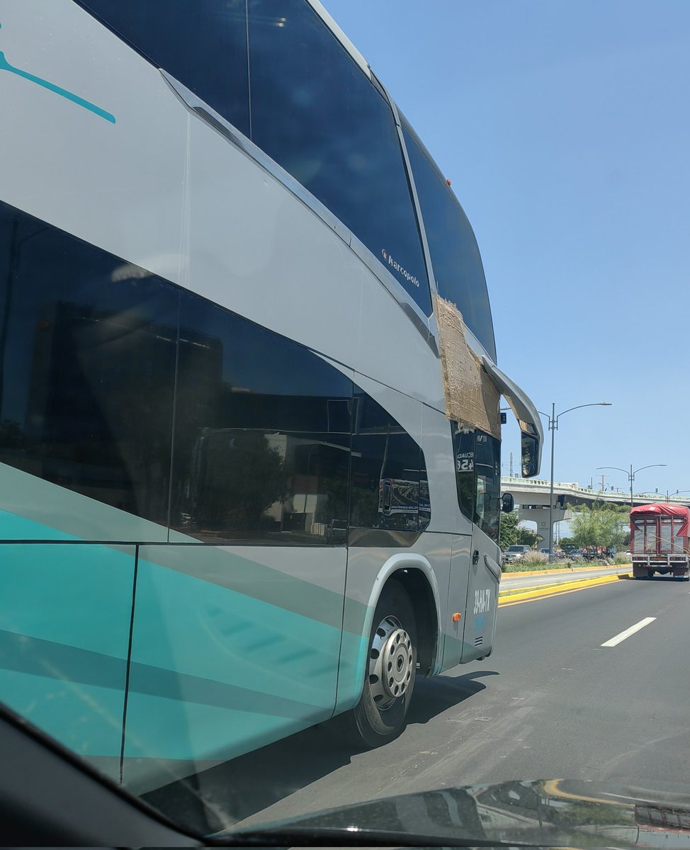 KChula73's tweet photo. @ETNTURISTAR si así tienen la puerta con cinta canela, que asegura qué no esté en mal estado la mecánica o suspension DE LA unidad? O como cuidan a sus colaboradores si las unidades no les interesan? Y los pasajeros??
#malaCalidad https://t.co/aHtHnnR4zJ