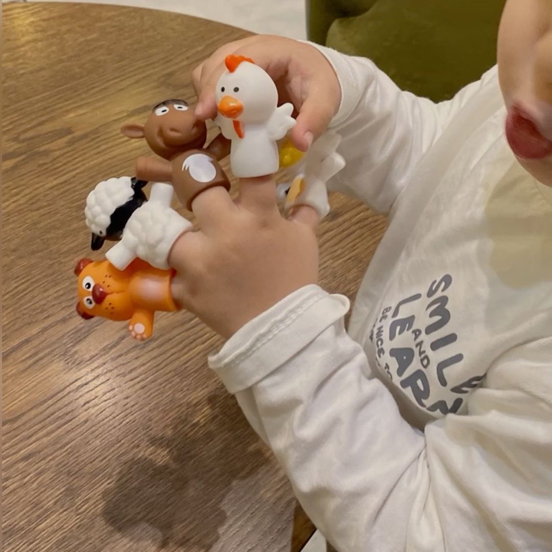 👶🏻: Papa taw nda?
👶🏻: Tadi ada ticel balu di skul~
🐻: Teacher baru?
👶🏻: Iyaa!
👶🏻: Namanya ticel Acaaa
👶🏻: Telus ticelnya baik, telus pwetty
🐻: Pwetty mana sm papa?
👶🏻: Eeee—
👶🏻: P-papa tan dud boi
🐻: Jd lbh pwetty teachernya gitu?!
👶🏻: B-butan ditu
👶🏻: P-papa tan dud boi
🐻: