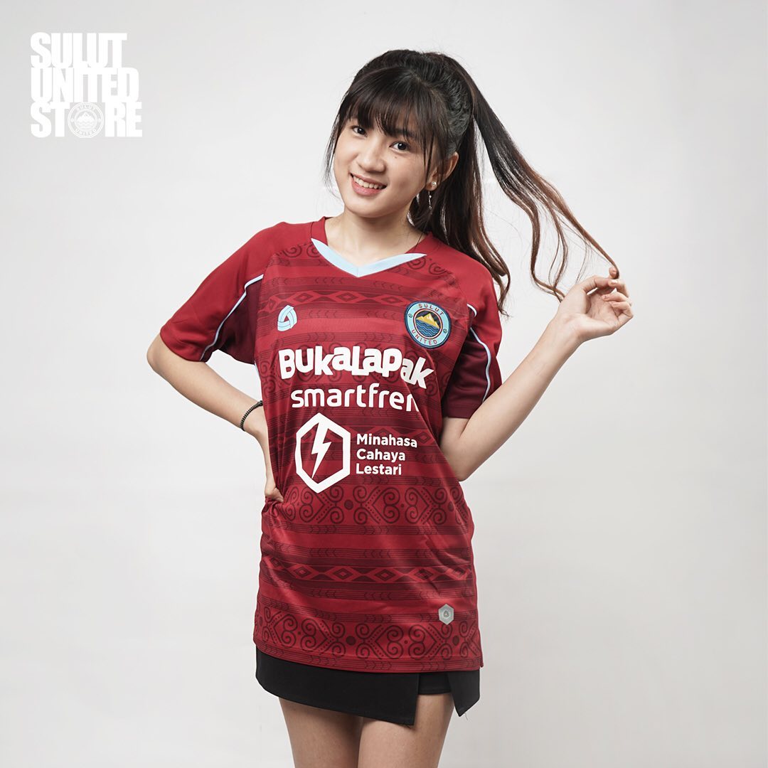 JerseyLigina's tweet photo. Ngana pe cinta rupa bunga api
Manyala capat mar pe laju lei mati
Itu jersey sudah digantung rapi
Di #djemoer dipandang senangkan hati_
*pic jersey tandang Sulut United FC 2020 dari apparel Classico https://t.co/MqYGRvfp2Q