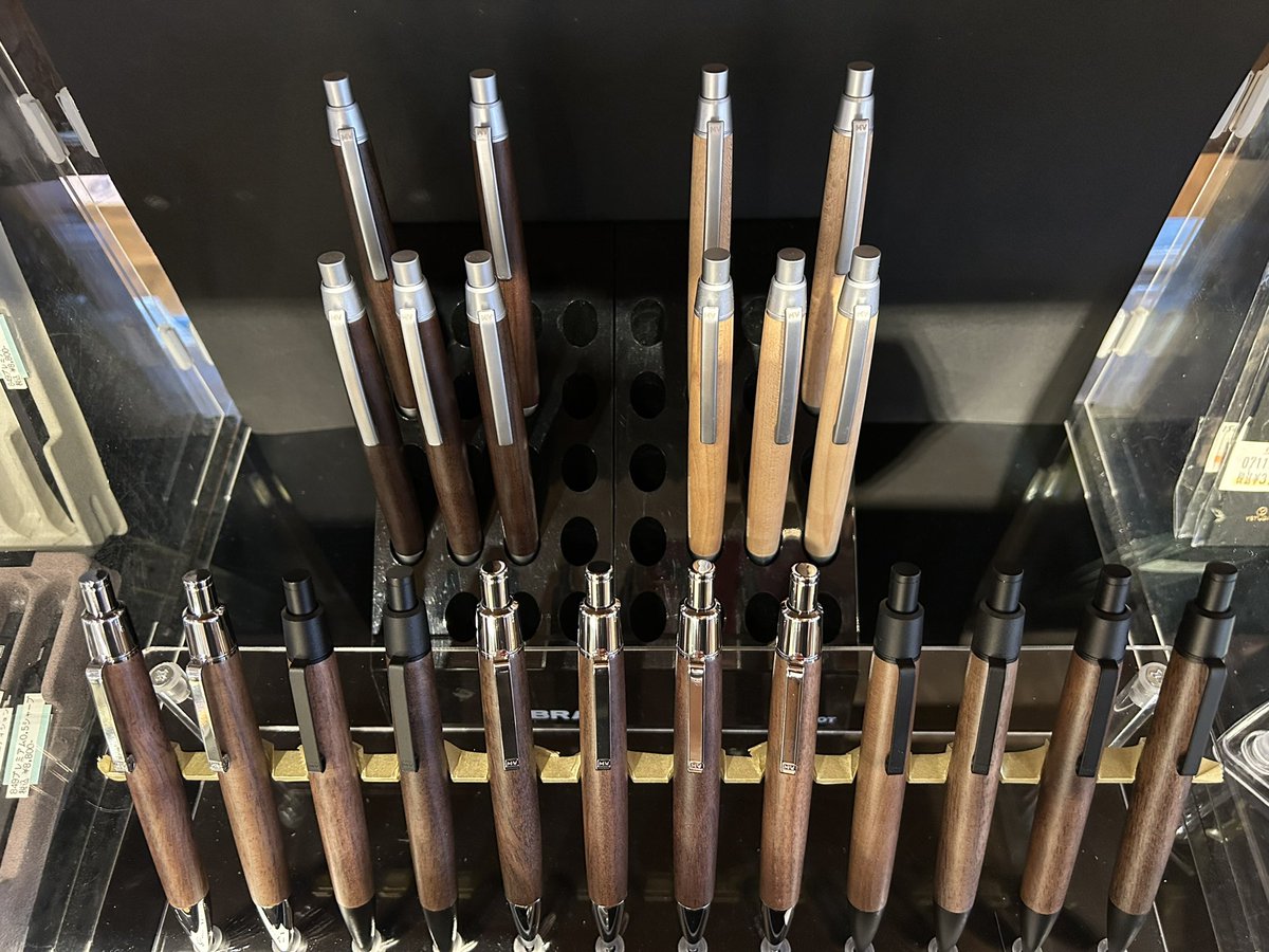 ◆マーベラスバディ廃盤品
◆新マーベラスバディマークII
並べてみると違いがわかります
どうぞ書き比べてみて下さい
◆バディ廃盤品はシルバーメープルとシルバーウォールナットが少量在庫あります。
富士山🗻の麓 ペンネジュークへ^ - ^