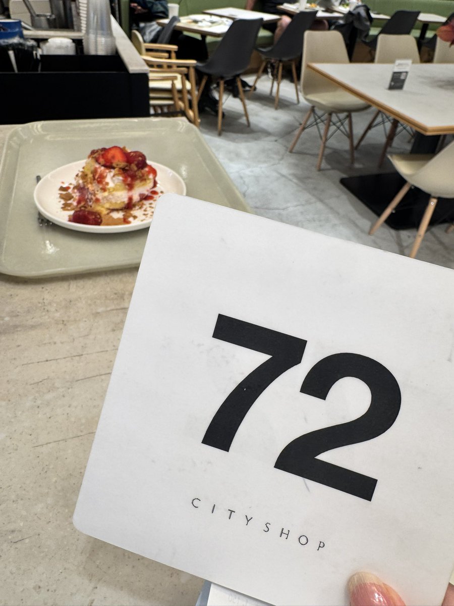 reiko0929's tweet photo. 新宿8時15分の舞台が終わり、カフェで一服☕️🍰
呼び出し番号がななにーだったよ🩷💛💚
#ぷっくりニュース 
#新宿発0815 https://t.co/aC3jMUq83x