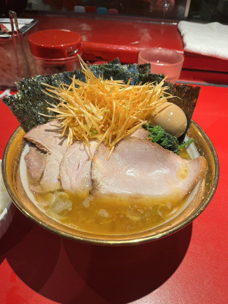 本日の一杯   厚木家🍜

チャーシューメン、のり、白髪ネギの辛子和え、味玉、ライス

久しぶり金どーん❣️
今日も最高に美味しかった😭
ひとくち目涙出そうになった🤣
大満足❣️ご馳走さまでした🙏