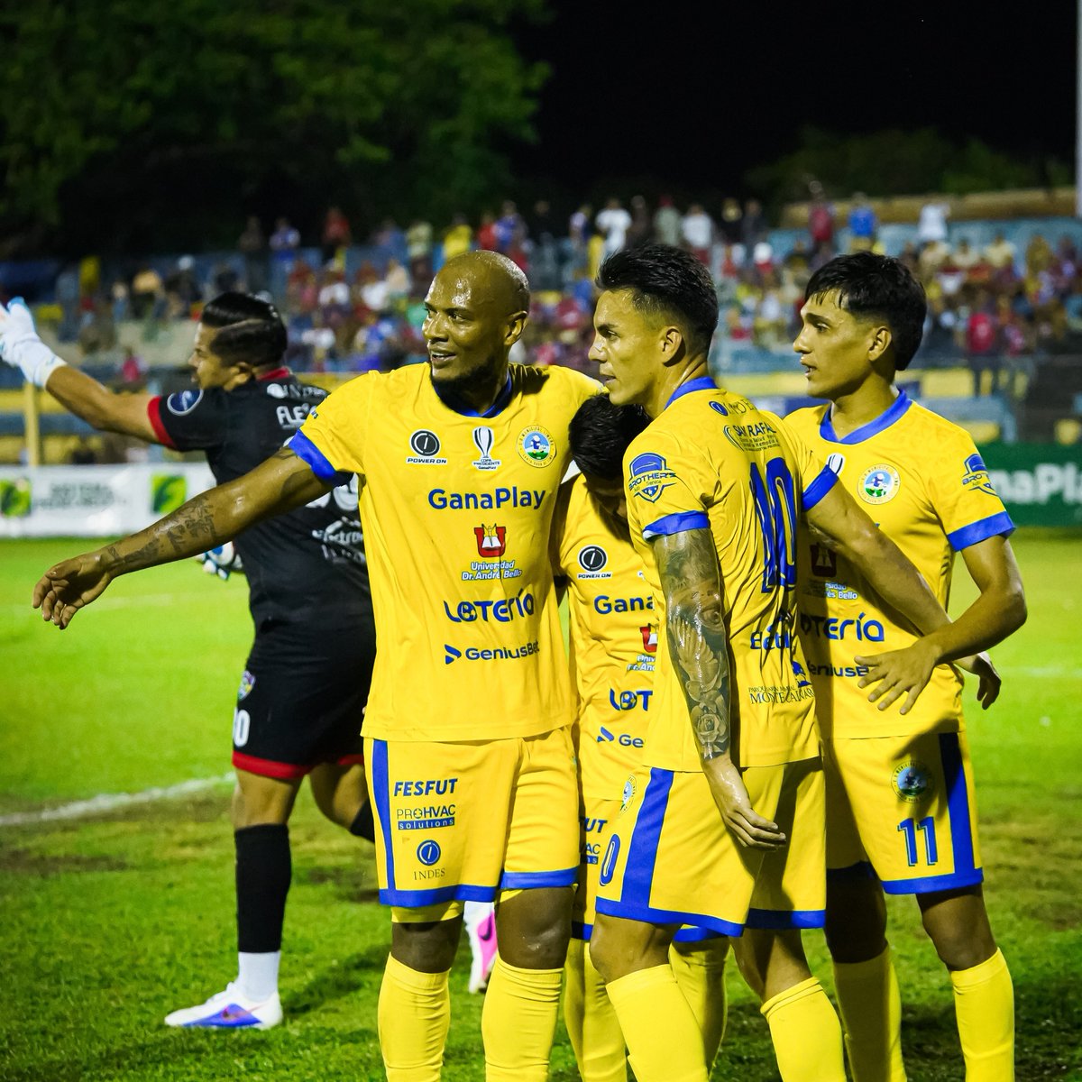 elsalvador's tweet photo. #DeDeportes | #CopaElSalvador Terminó en el Ramón Flores, con triunfo local. Los santarroseños son los últimos clasificados a Cuartos de final, donde se medirán al Águila. #Limeño 2-1 #ElRoble Global: 2-1 Fotos Ariel Joya / Cortesía https://t.co/QYjjTrheHv