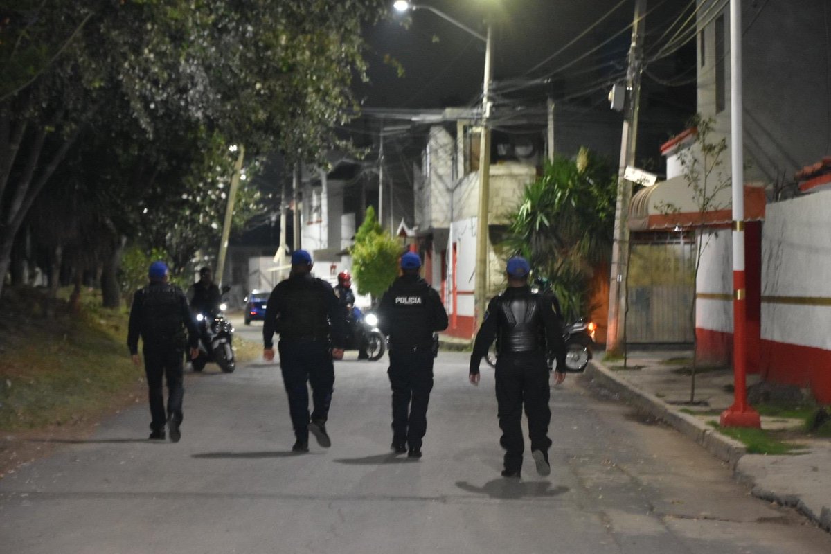 bereheca's tweet photo. Recorrimos de noche la zona de Río Amecameca para revisar cómo están los espacios y reforzar la seguridad en esta parte del territorio.

La seguridad no tiene horario.
Se trabaja todos los días, a cualquier hora, con presencia y atención porque somos un gobierno de territorio y no de escritorio.

Así seguimos cuidando a Tláhuac