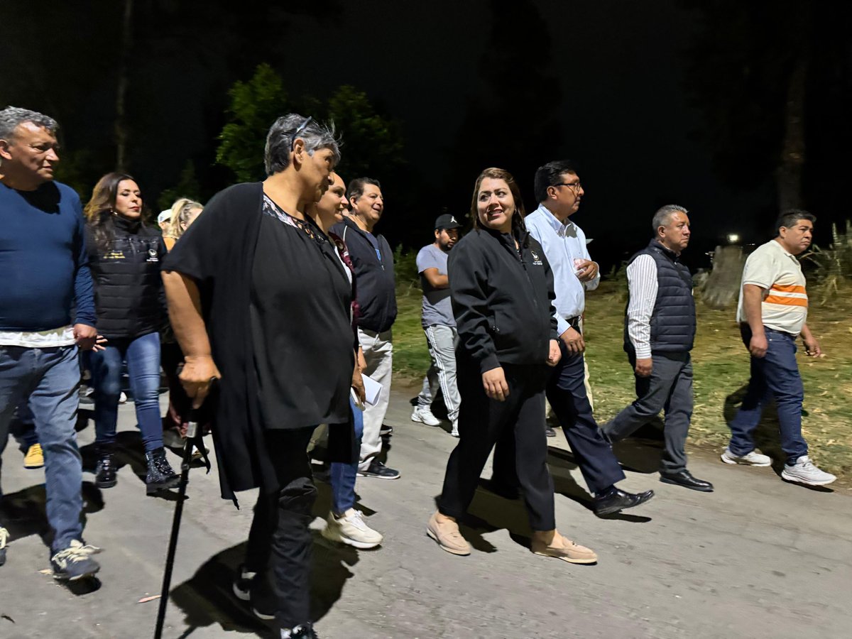 bereheca's tweet photo. Recorrimos de noche la zona de Río Amecameca para revisar cómo están los espacios y reforzar la seguridad en esta parte del territorio.

La seguridad no tiene horario.
Se trabaja todos los días, a cualquier hora, con presencia y atención porque somos un gobierno de territorio y no de escritorio.

Así seguimos cuidando a Tláhuac