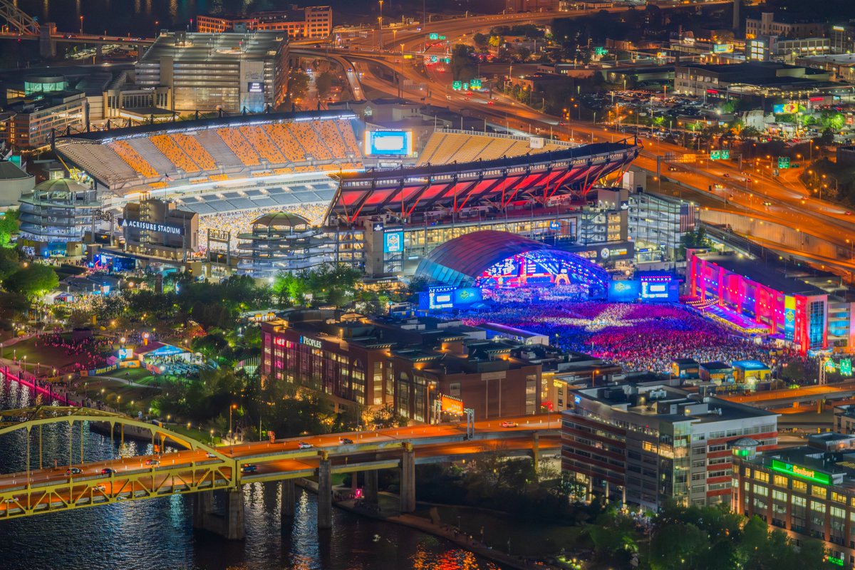 What a day. Absolutely amazing covering the NFL Draft and I have SO many images to share. I figured that I'd start with one of the more unique ones, a view from the roof of the Steel Building in #Pittsburgh showcasing the 320,000 plus people that showed up today. Amazing.