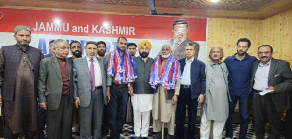 RisingKashmir's tweet image. #Bukhari welcomes new entrants into the #party fold

@Apnipartyonline @SMAltafBukhari

risingkashmir.com/bukhari-welcom…