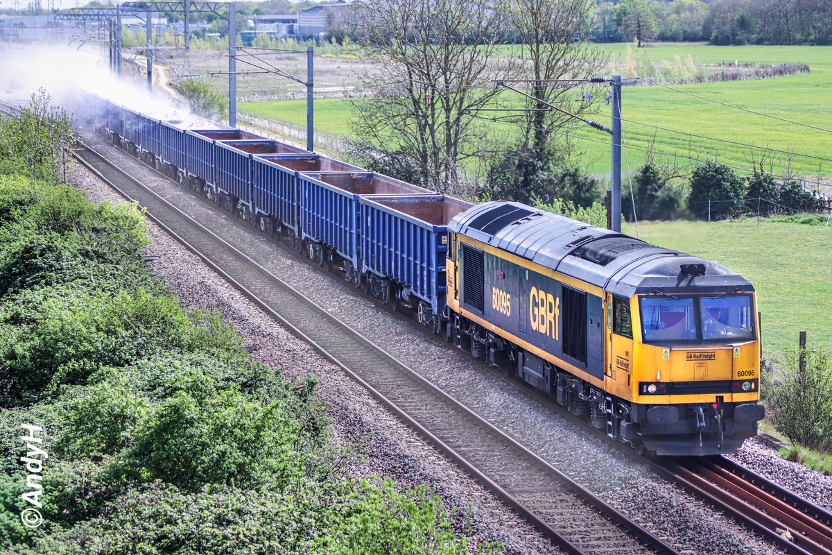 holtona72's tweet image. #FreightFriday The weekly working of @DCRailOfficial 6M89 to Ravenhead is amended to the early hours of Monday morning this week so here's a look back to last Saturday &amp;amp; my 📸 of 60095 'Whernside' with quite a dustcloud passing Hurn Road footbridge at Marholm on the #ECML 18/4/26