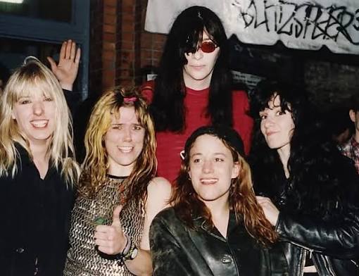 PunkRockStory's tweet image. Joey Ramone and L7 outside CBGB in 1990

Photo by Andrea Matthews Kusten

#punk #punks #punkrock #womenofpunk #punklegends #L7 #joeyramone #cbgb #punkrockhistory