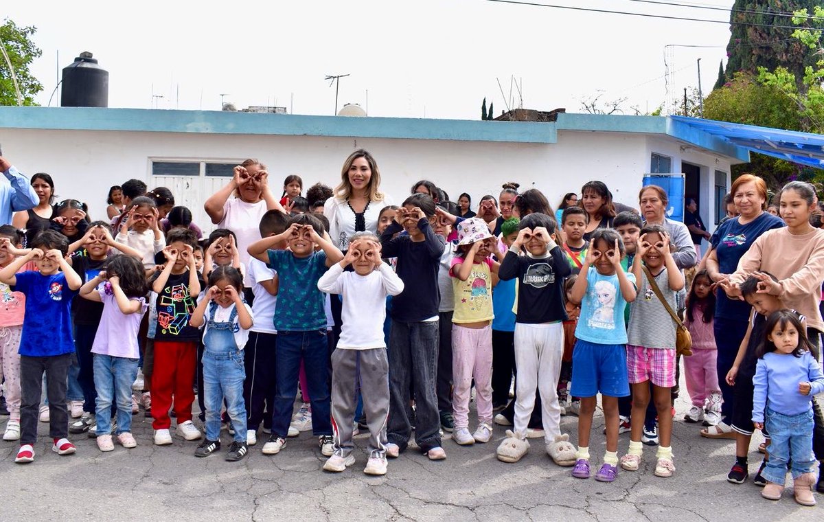 ZairaGlez6's tweet photo. Compartir con las familias es abrazar lo que realmente importa.🥰

La sonrisa sincera de cada niña y cada niño ilumina el corazón y nos recuerda por qué vale la pena seguir trabajando todos los días. https://t.co/hoBpKkL4Ge