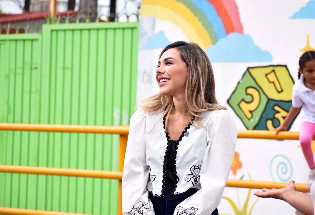 ZairaGlez6's tweet photo. Compartir con las familias es abrazar lo que realmente importa.🥰

La sonrisa sincera de cada niña y cada niño ilumina el corazón y nos recuerda por qué vale la pena seguir trabajando todos los días. https://t.co/hoBpKkL4Ge