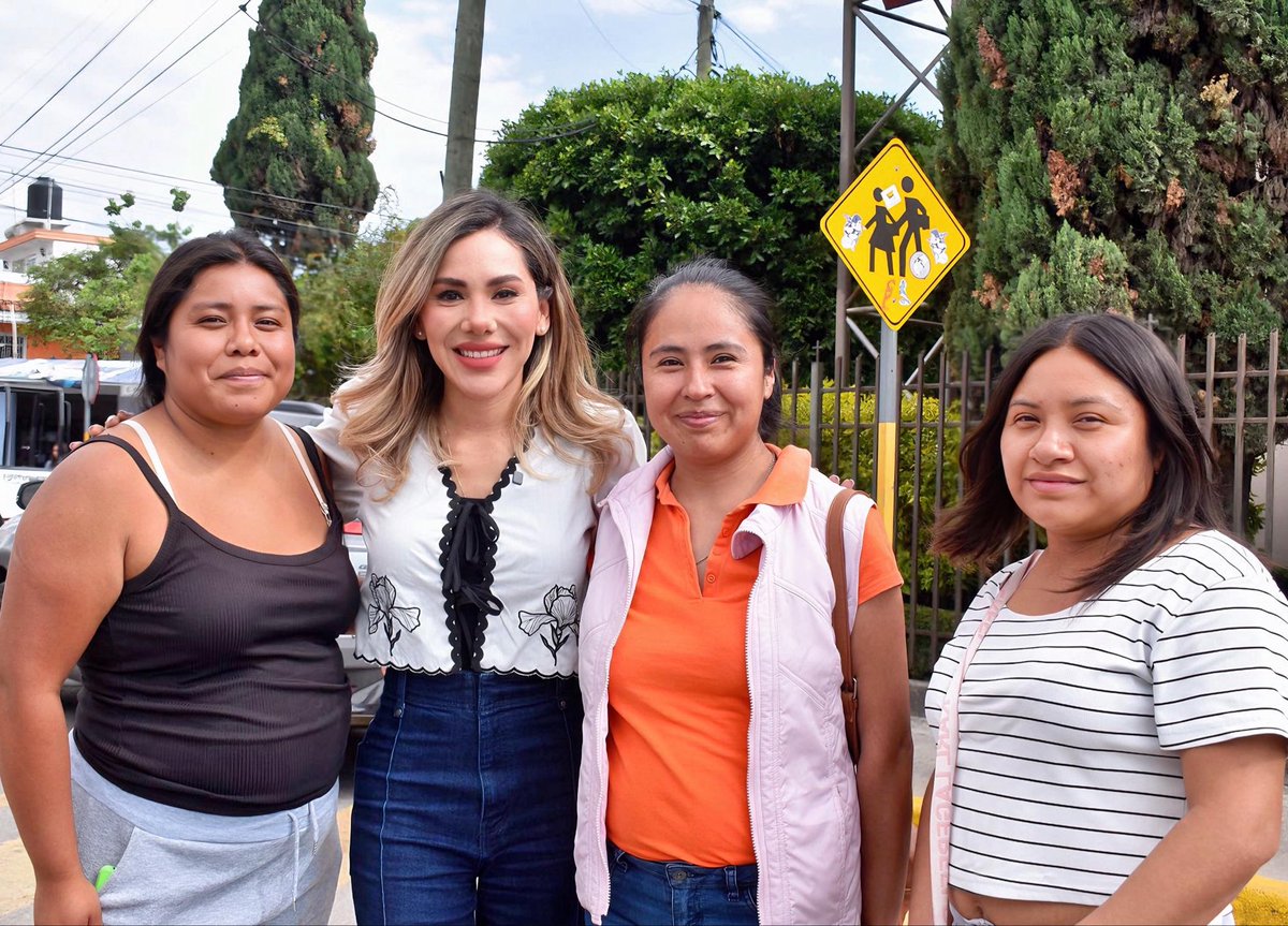 ZairaGlez6's tweet photo. Compartir con las familias es abrazar lo que realmente importa.🥰

La sonrisa sincera de cada niña y cada niño ilumina el corazón y nos recuerda por qué vale la pena seguir trabajando todos los días. https://t.co/hoBpKkL4Ge