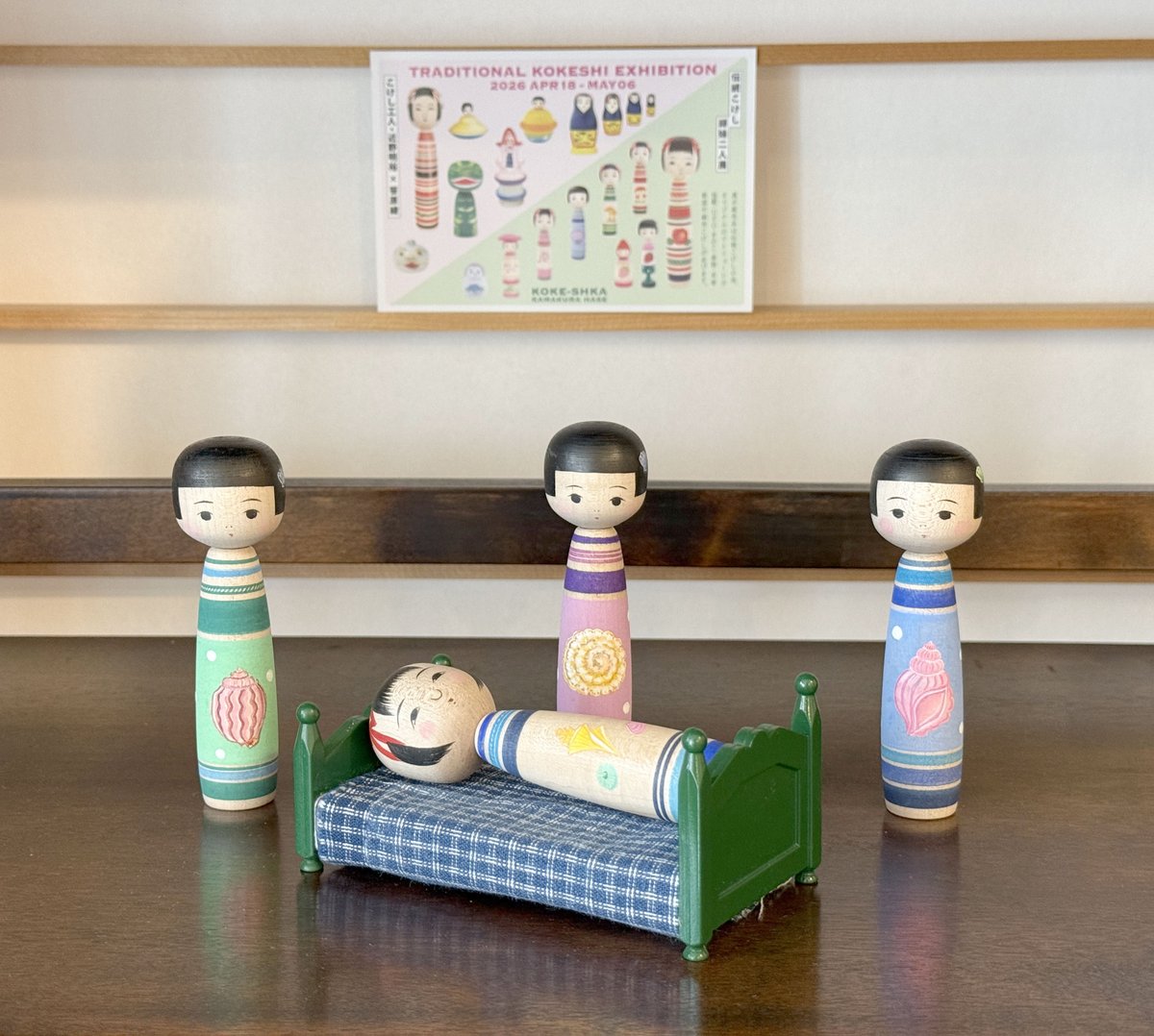 4月24日(金)オープンしております。
近野＆笹原工人 師妹展、第2週目です。
今日は土湯温泉森山カフェにて、お二人のトークショーも開催されるということで、楽しみにされている方も多いのではないでしょうか？
鎌倉コケーシカには、笹原工人の貝模様こけしが若干数入荷しております。