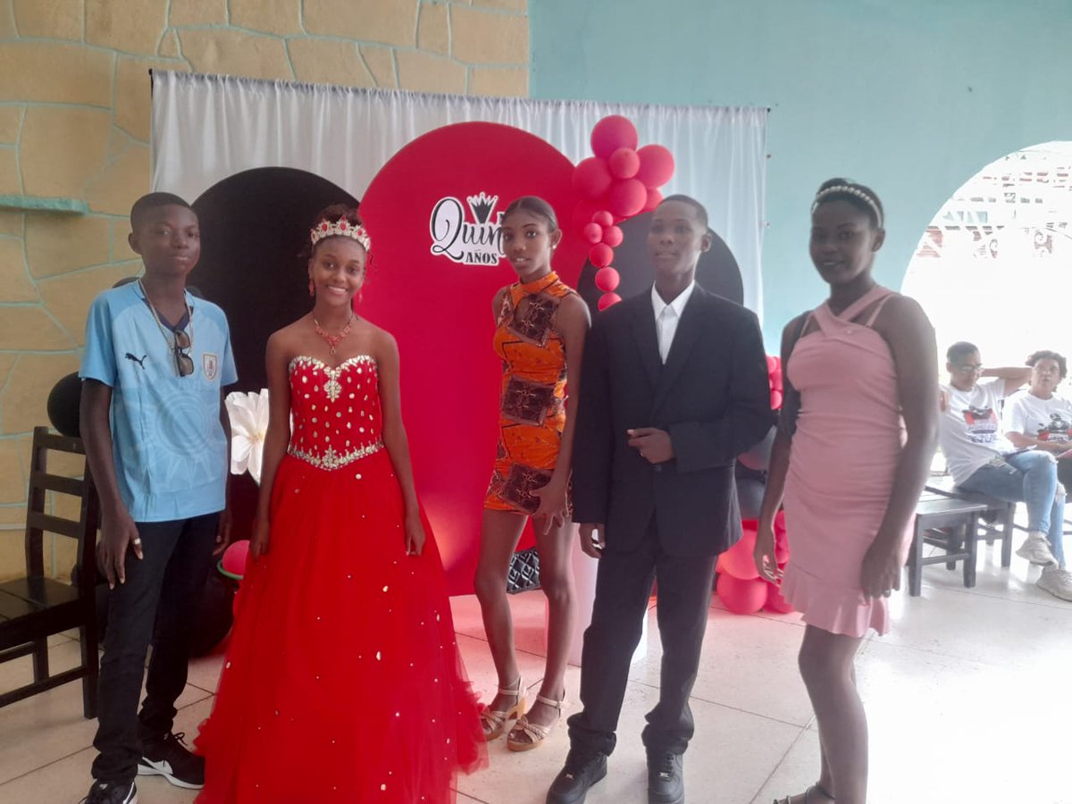 Los adolescentes  acogidos como sujetos  de derechos ,disfrutan  de su fiesta de15 años.