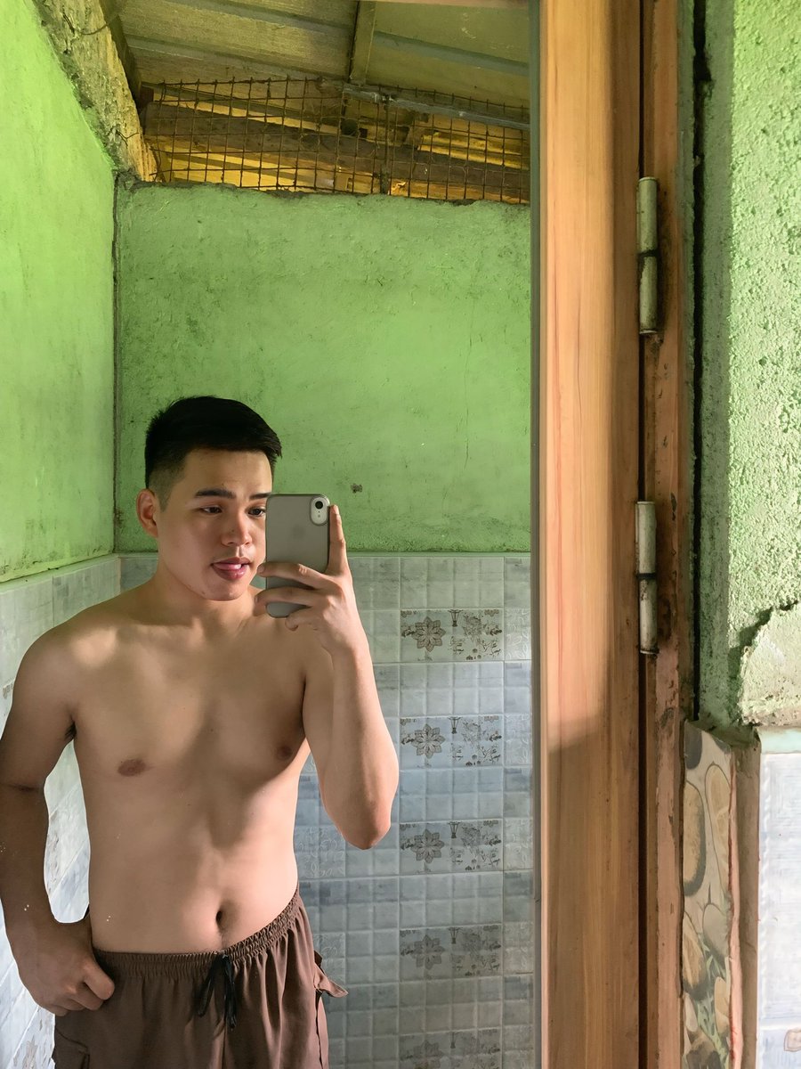 cedrickbobon26's tweet photo. suck my nipples babe!!😋 https://t.co/aAROMwvRgK