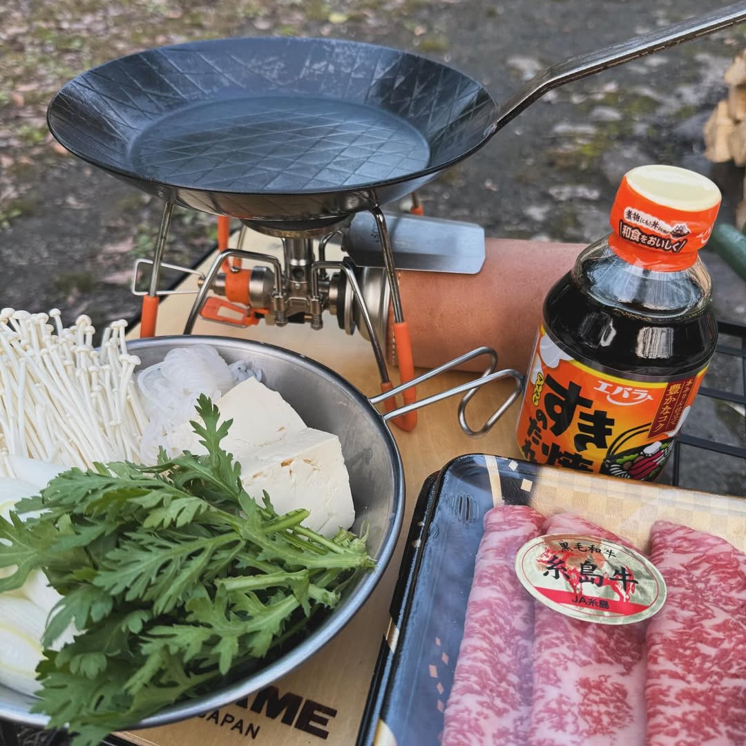 dyvcd54964293's tweet photo. 歯ごたえのあるエノキ（金針菇）
ふっくらとした豆腐の塊
甘くて爽やかな白ネギ
山野の風情を帯びたタケマシ
一さじで肥瘦のバランスの取れた和牛を挟み、『すき焼きだれ』と書かれた甘く塩味のソースをつけて口にすると、すぐに溶け落ち、ソースの香りと肉の風味が口の中で広がる https://t.co/ERr80wh31m