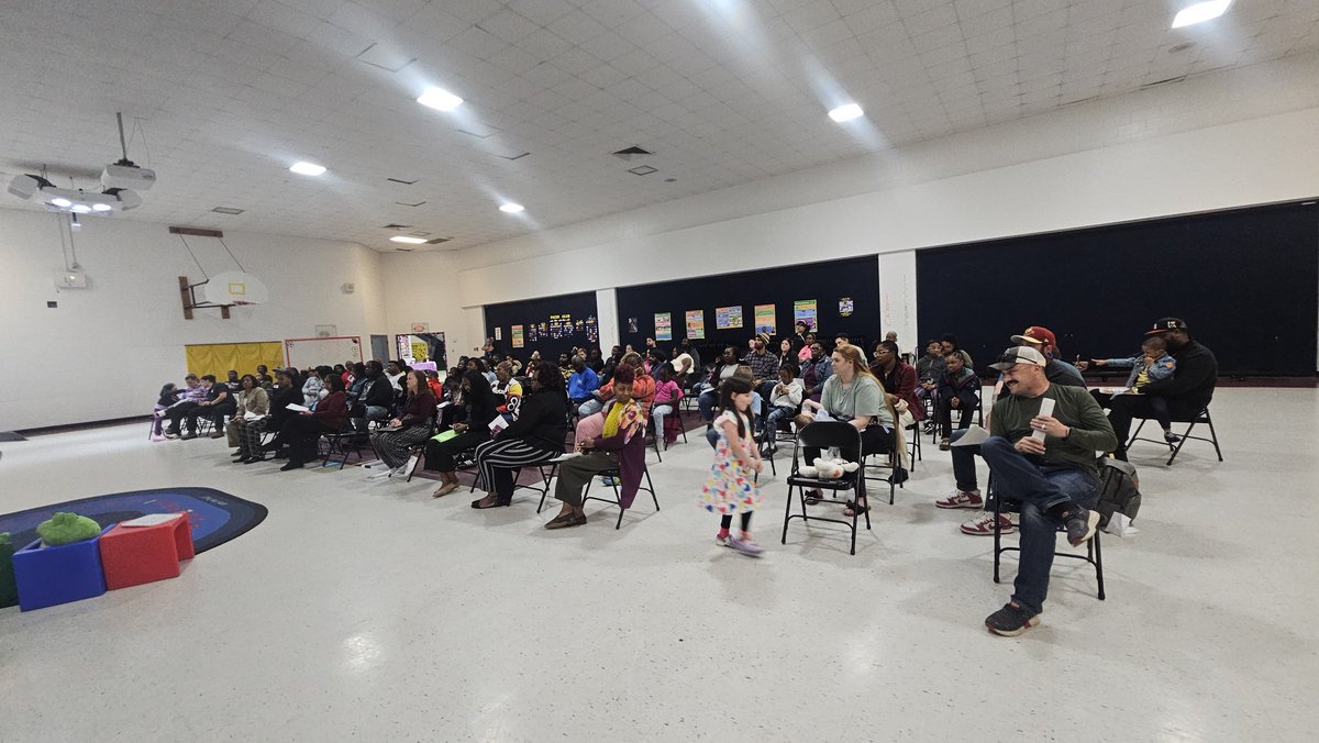 DrPSW_PKC's tweet photo. Great family turn out @CPSPandas for K Transition Meeting! @ebracyPPS @PortsVASchools @PPSPREK @pps_FedsPreK @in8days https://t.co/Cwy6DY8IyE