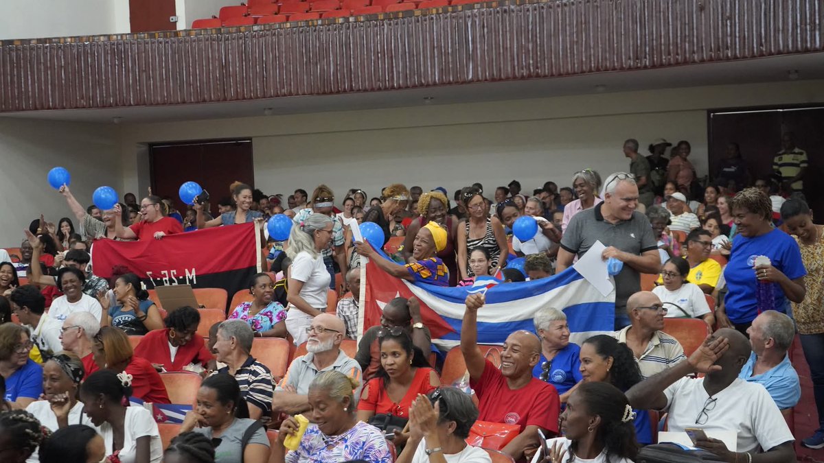 UOCuba's tweet photo. Como parte de la plenaria por el desfile del 1ero. de mayo, trabajadores del alma mater oriental, plasmaron su rúbrica a propósito del movimiento popular ¨Mi firma por la Patria¨. #SantiagoDeCuba #CubaSeDefiende #CubaSoberana https://t.co/DdCFZZnjRd