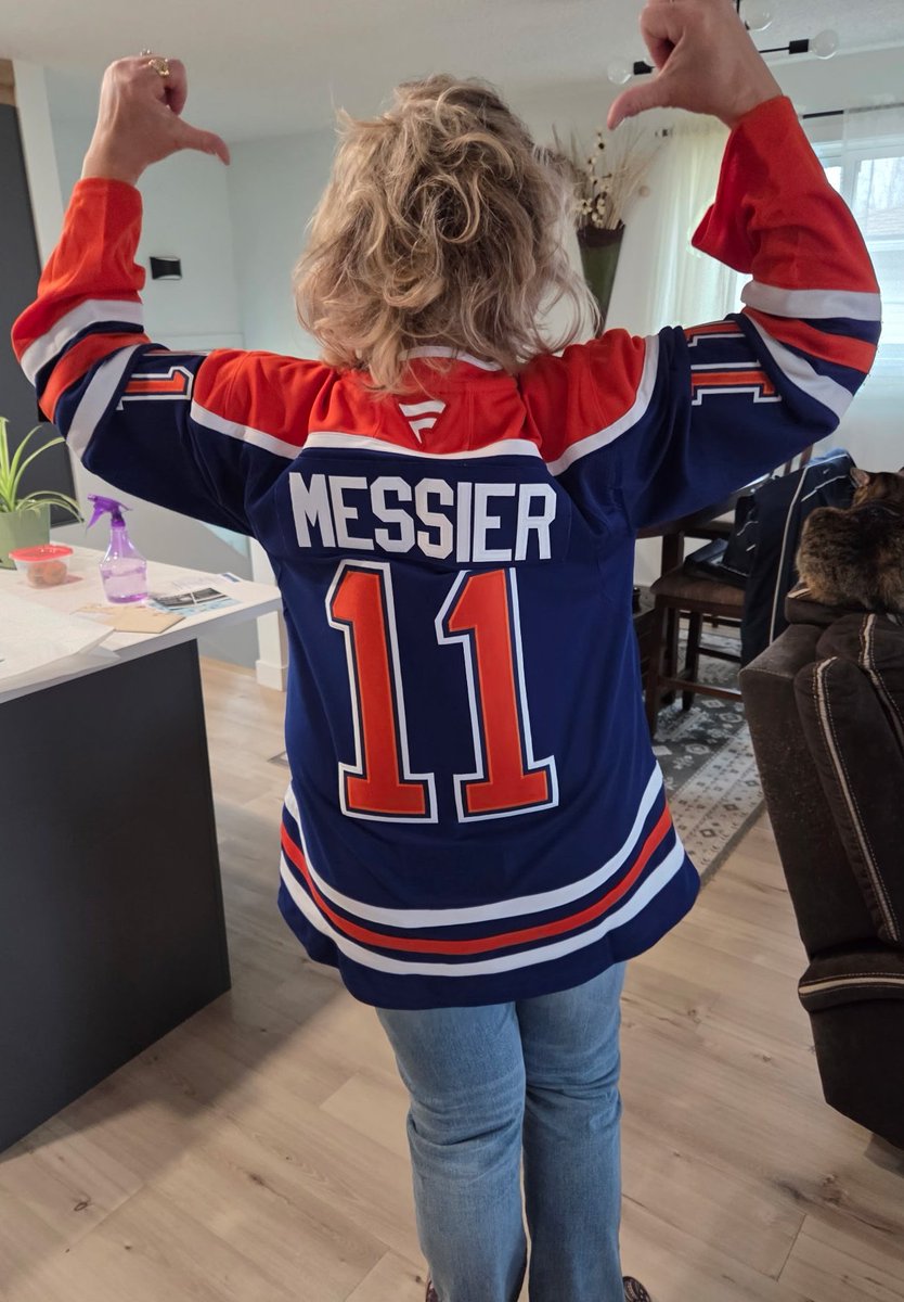 Shooo2Shooo2's tweet photo. I was spoiled on my birthday with the best Oilers Jersey ever ✌️
#GoOilersGo
@EdmontonOilers https://t.co/4EJkgbeKG9