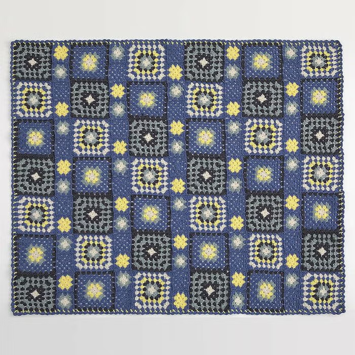 📣✨ 人気アイテム、再入荷しました ✨📣

ブランケット
＜星月夜＞
（編み物 材料セット）

ゴッホの代表作『星月夜』の配色にインスパイアされた、
グラニースクエアのブランケットです🪡✨

夜空を思わせる深いブルーに、
月や星の黄色がきらめく色使いを、