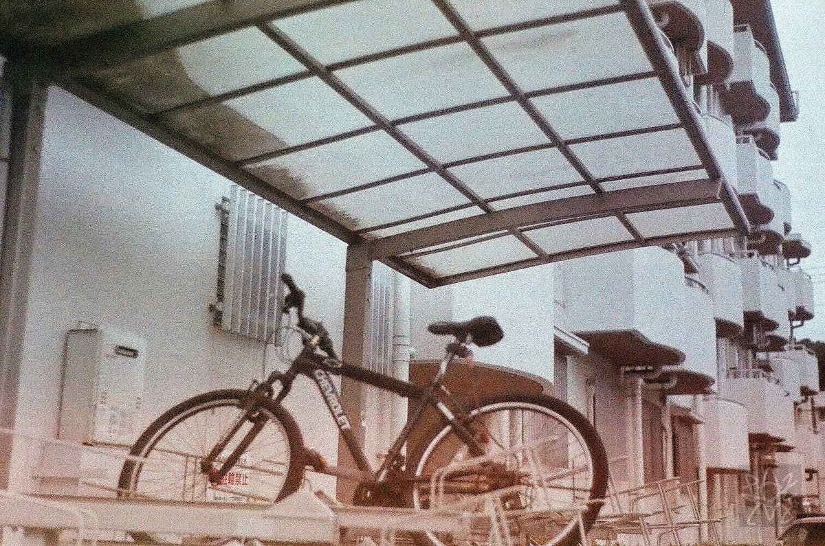 Laxmi777's tweet image. １日１輪
      〜2階〜 

KMZ ZORKI-1  1951USSR
Jupiter-8 50/2.0
Fuji SUPER400 期限切れフィルム
#自転車 #バイク #bicycle #二輪車 #Twowheeler
#film #filmphotography #filmcamera #チャンプカメラ #フィルム写真 #フィルムカメラ