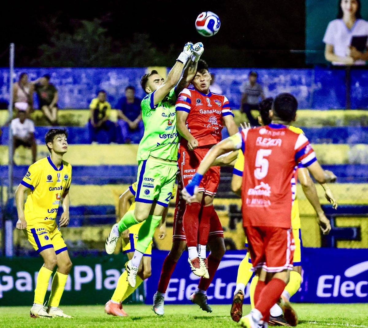 AloudSports's tweet photo. 🏆COPA PRESIDENTE GANAPLAY 2026 ⚡⚽️

¡LIMEÑO CON BOLETO A CUARTOS! 🐷

El equipo cuchero ganó y clasificó a cuartos de final de la Copa Presidente GanaPlay luego de vencer al Roble de tercera división.

C.D. Municipal Limeño 2️⃣-1️⃣ C.D. Roble

🟢AloudSports https://t.co/Jse0s6VSJO