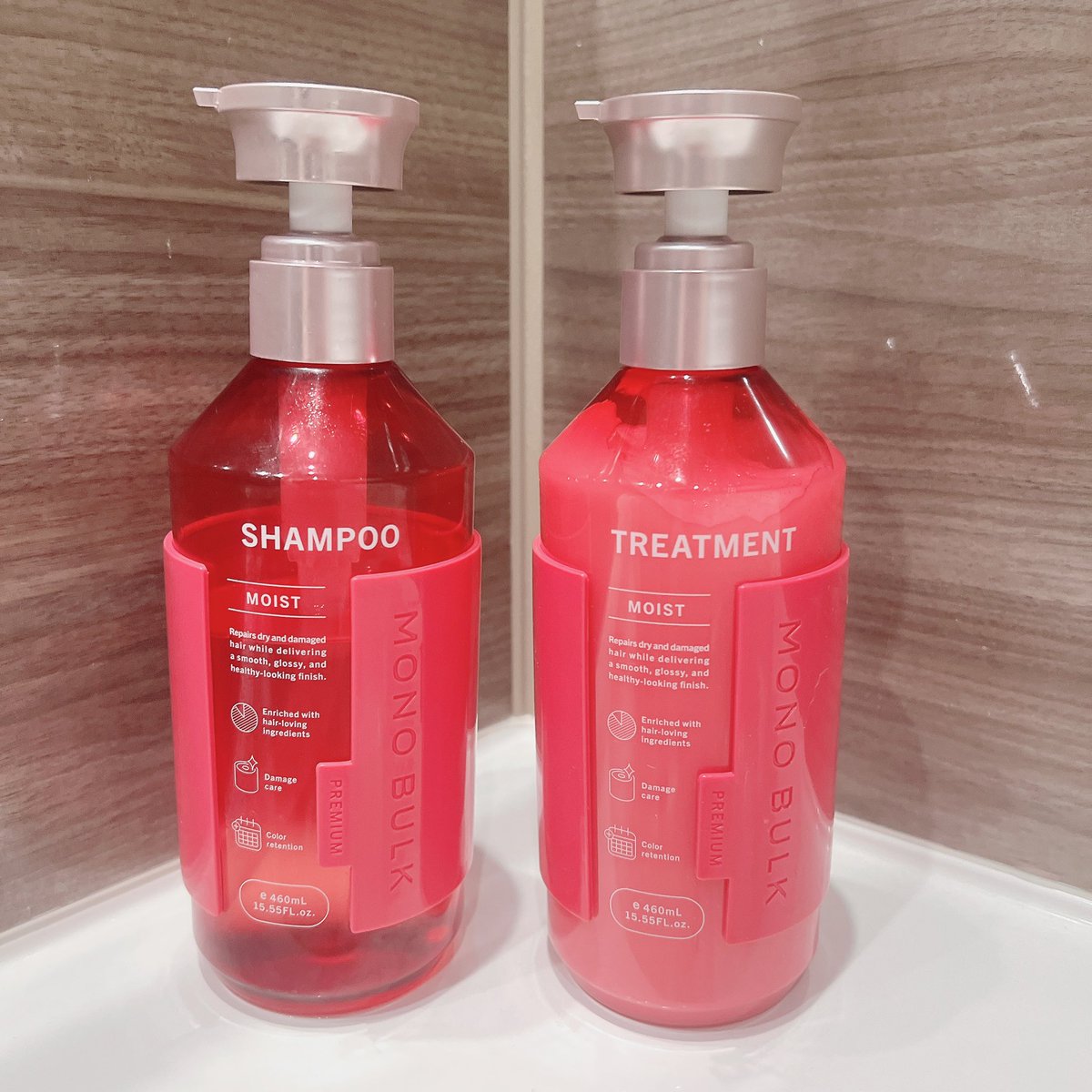 OLchandayo___'s tweet photo. モノバルク モイスト シャンプー/ヘアトリートメントは、傷んだ髪の内側と外側のダメージを補修し毛先まで水分で満たしキレイな質感が続く、美容液の膜*で包んで超保水する湿潤グロス処方🧴🫧
写真映えするグロスを纏ったような艶髪を作りたい人にぴったり👍
*補修成分による膜状構造
#モノバルク @MONOBULK 【PR】