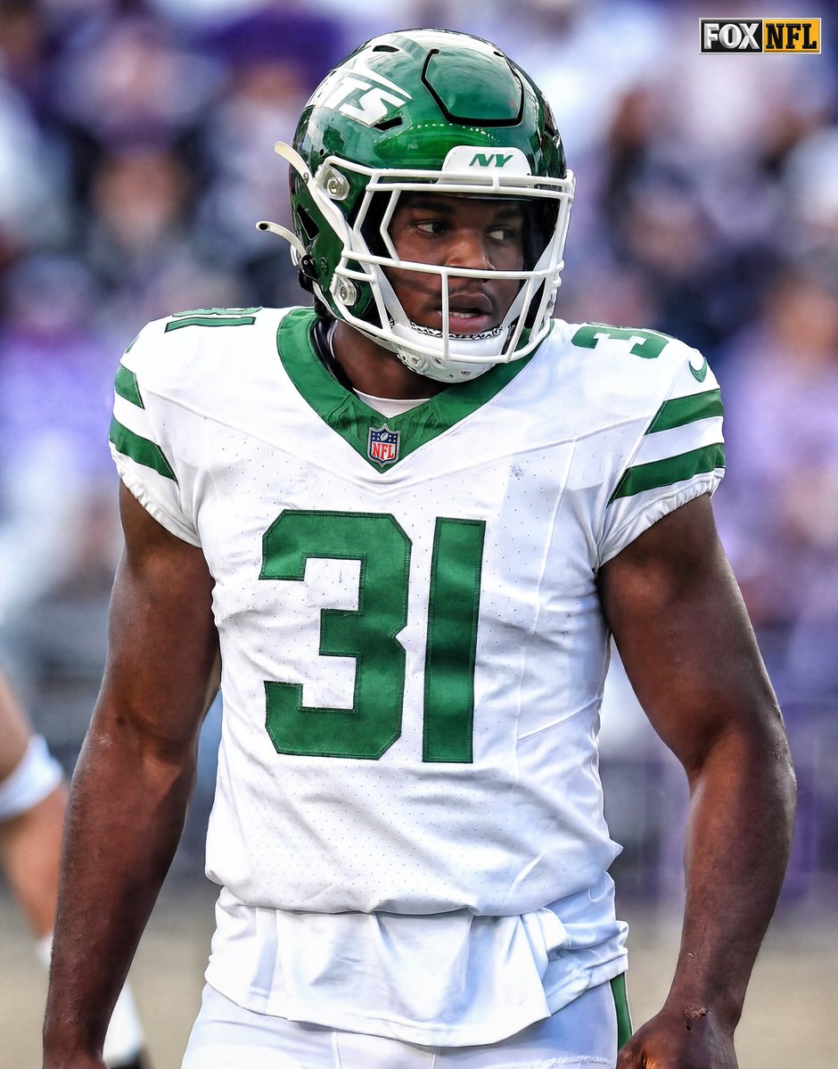 NYJetsTFMedia's tweet image. Aaron Glenn on taking David Bailey over Arvell Reese:  #Jets

"Both of those guys are really good players. Listen, Arvell Reese is gonna have a really good career in this league, but when you continue to evaluate those guys, we just felt like David Bailey fit us better. He's a