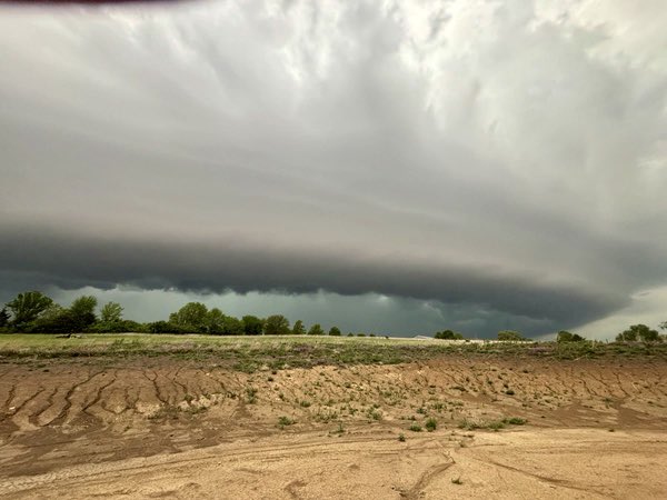 mitchellkeyeswx's tweet image. View of an impressive wall cloud from a tornado-warned storm that moved through the Topeka metro earlier this evening. Photo taken by Billie Baker from the west side of Topeka. @wibw #kswx #tornado #weather #wx