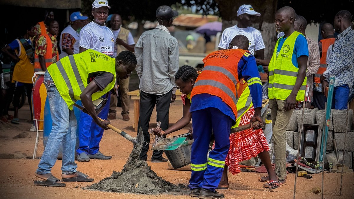 UN_CAR's tweet photo. CVR #MINUSCA dans la Nana-Mambéré 🇨🇫 : 164 nouveaux bénéficiaires formés en pâtisserie, couture, menuiserie, mécanique auto. Plus de 5 000 bénéficiaires directs via près de 40 projets depuis 2015, avec un impact positif sur la cohésion sociale et la réduction de la violence. https://t.co/lhPJylocKp