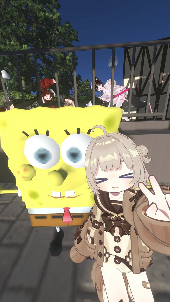 aoko_vrc's tweet photo. スモワ行った時の！
スポンジボブと写真撮ってたらみんな写りに来てくれた笑
まちまちお顔見えてなかった😭 https://t.co/Mpro8TxhUh