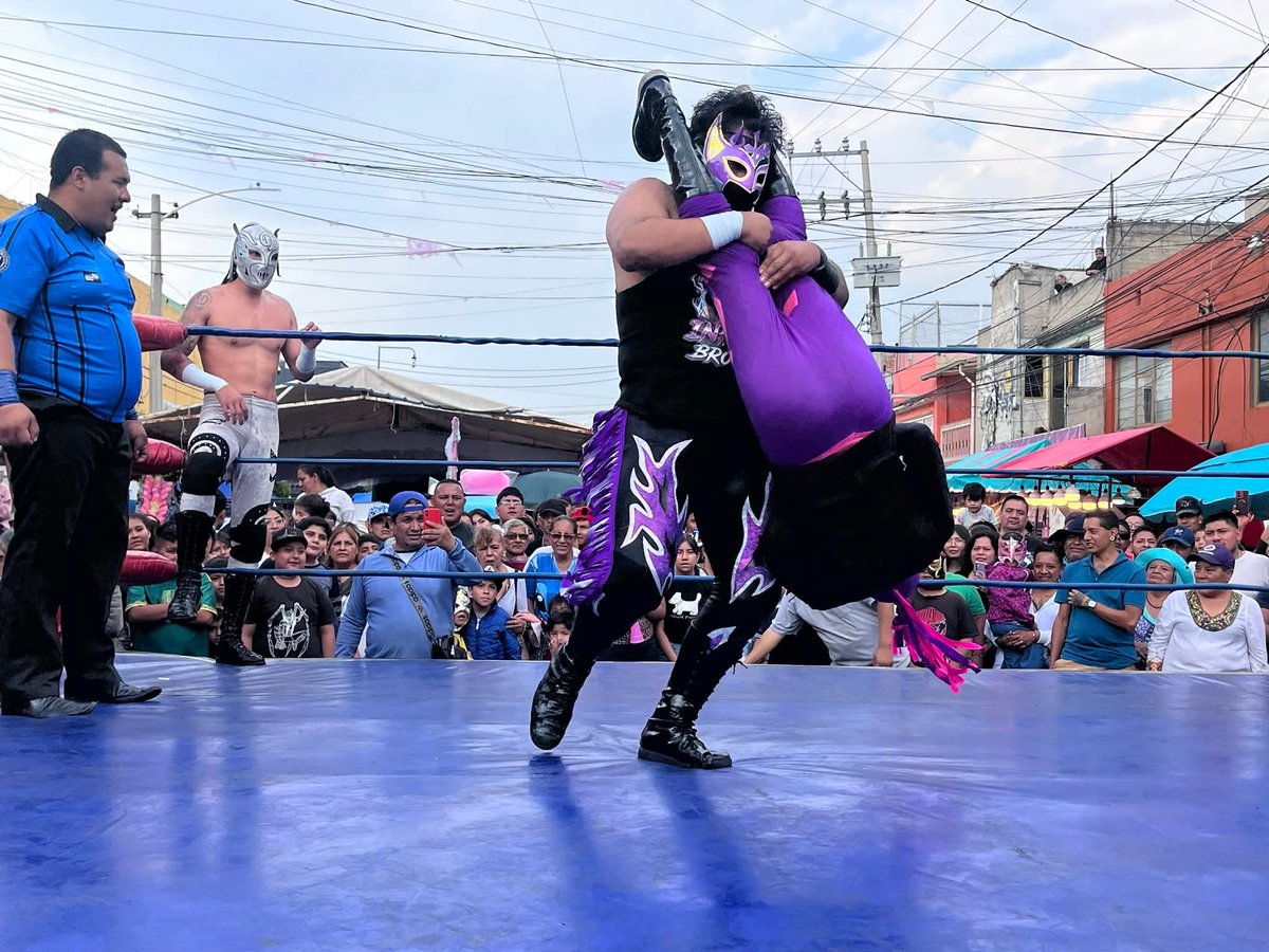LaTijeraLucha's tweet image. Sensacional lucha especial #PromocionesCocolores en el 64 aniversario del Mercado Nezahualcóyotl,donde los dinámicos y aéreos talentos de Neza dejaron todo y fueron reconocidos con monedas, cuando #PequeñoDiagonal y #CaballeroDeFuego dieron cuenta de #KidLaberinto y #ReyChispita