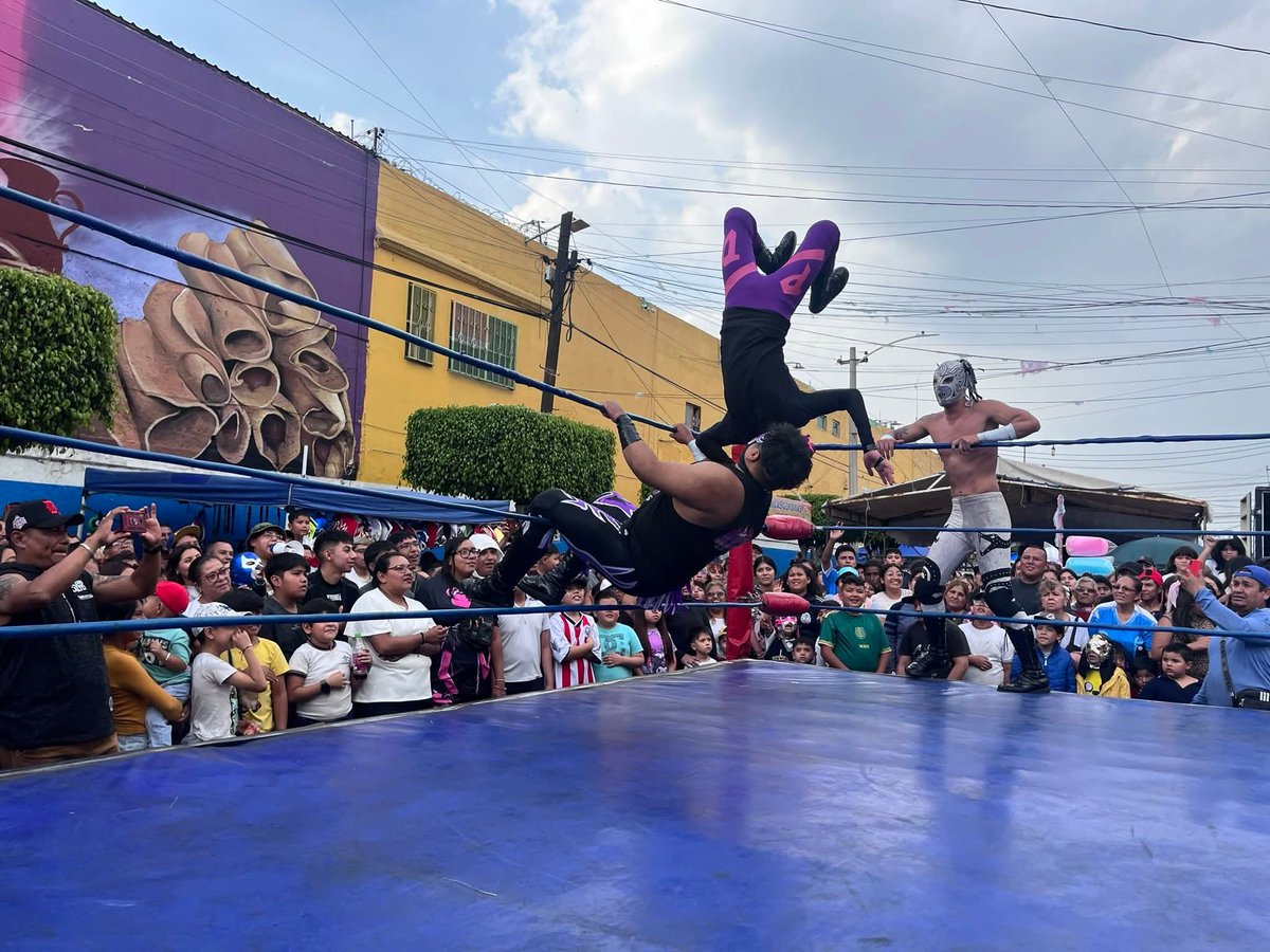 LaTijeraLucha's tweet image. Sensacional lucha especial #PromocionesCocolores en el 64 aniversario del Mercado Nezahualcóyotl,donde los dinámicos y aéreos talentos de Neza dejaron todo y fueron reconocidos con monedas, cuando #PequeñoDiagonal y #CaballeroDeFuego dieron cuenta de #KidLaberinto y #ReyChispita