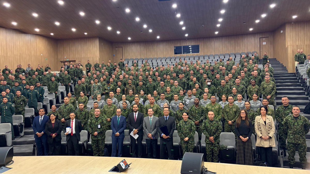 EsdegCol's tweet photo. 📚 Fortalecimiento jurídico operacional

Durante el 23 y 24 de abril se desarrolla el Seminario Taller de DD.HH., DIH y Derecho Operacional Conjunto, con 61 asesores jurídicos de las Fuerzas Militares.

La jornada incluyó cátedras sobre Arte y Diseño Operacional, conducción de hostilidades y toma de decisiones.

🗣️ En la tarde, se realizó el conversatorio “Misión Constitucional y legítima defensa” con la participación de Magistrados y personal de distintas escuelas y del Comando General.

#ESDEG