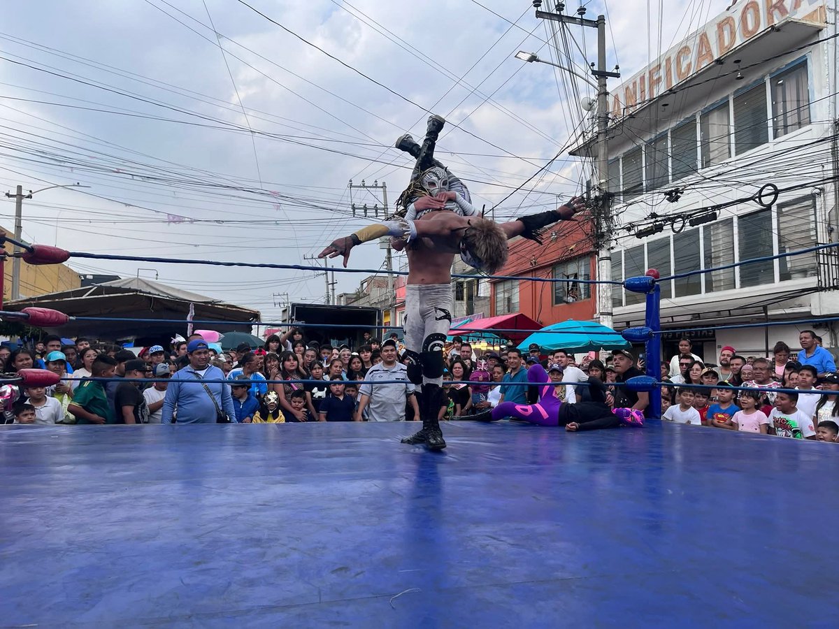 LaTijeraLucha's tweet image. Sensacional lucha especial #PromocionesCocolores en el 64 aniversario del Mercado Nezahualcóyotl,donde los dinámicos y aéreos talentos de Neza dejaron todo y fueron reconocidos con monedas, cuando #PequeñoDiagonal y #CaballeroDeFuego dieron cuenta de #KidLaberinto y #ReyChispita