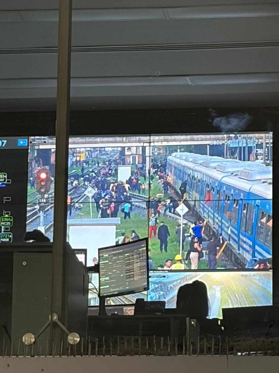 MundoGremial's tweet image. 🔴 #ALERTA  |  Descarriló una formación del Tren Sarmiento a la altura de Liniers, mientras aumentan las denuncias de los trabajadores por la crisis ferroviaria