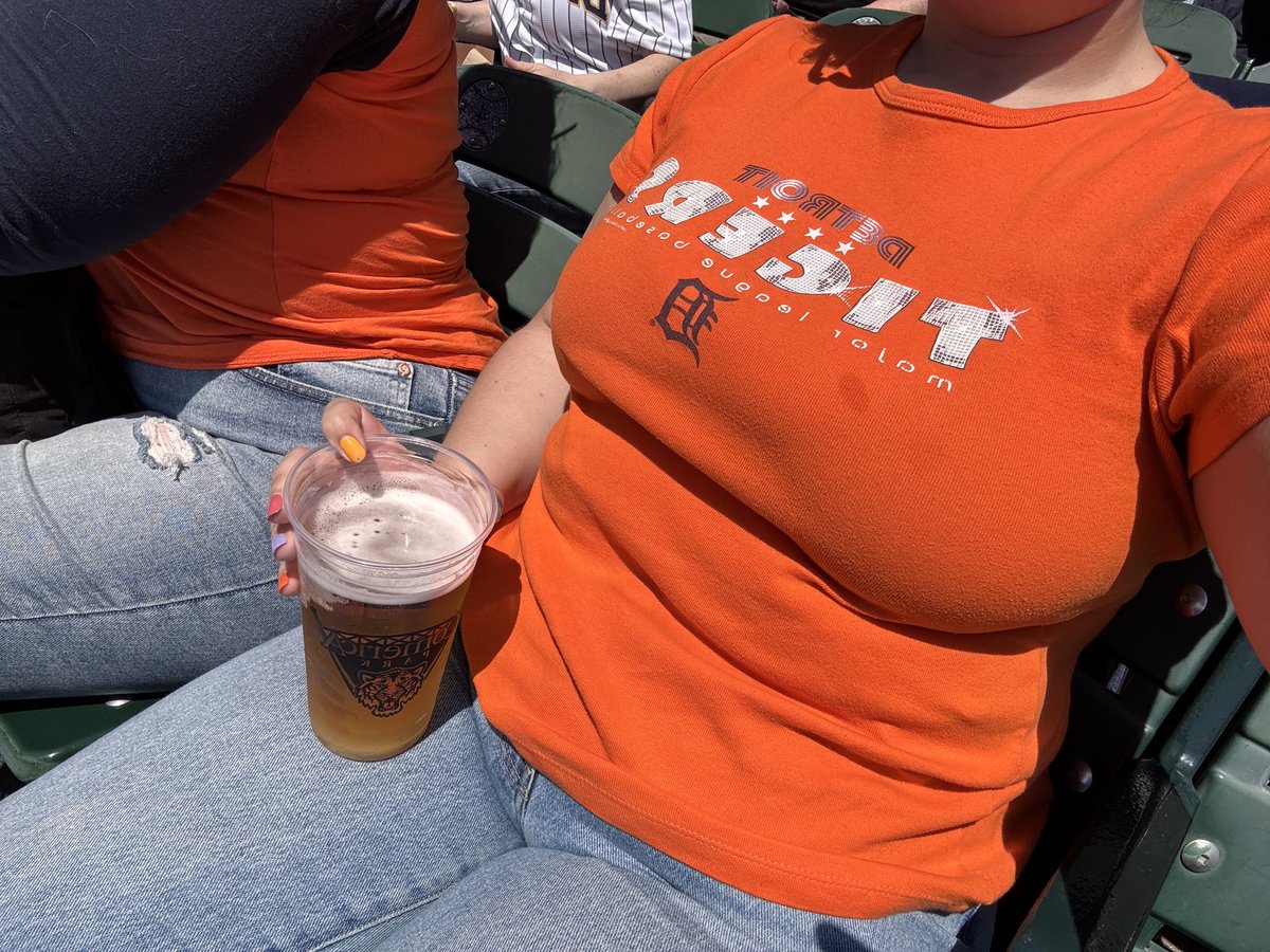 smellykailey's tweet photo. go sports with my bffl #sports #motorcitykitties #paws #313 #detroit #ourfish #419 #ttown #walleyerun #spike #cattrick #lazythursday #april #playoffs #girls #bestfriends https://t.co/Wa3OyGfVcT