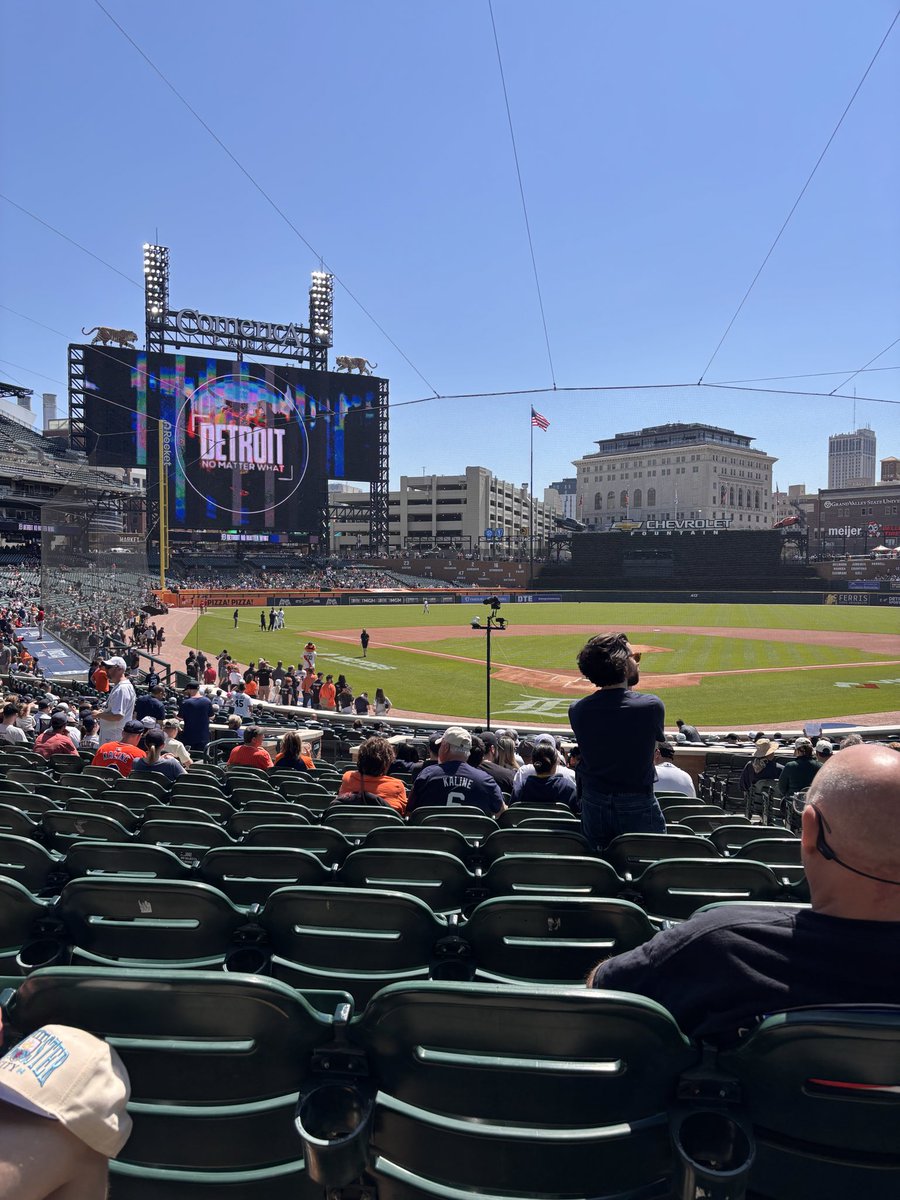 smellykailey's tweet photo. go sports with my bffl #sports #motorcitykitties #paws #313 #detroit #ourfish #419 #ttown #walleyerun #spike #cattrick #lazythursday #april #playoffs #girls #bestfriends https://t.co/Wa3OyGfVcT