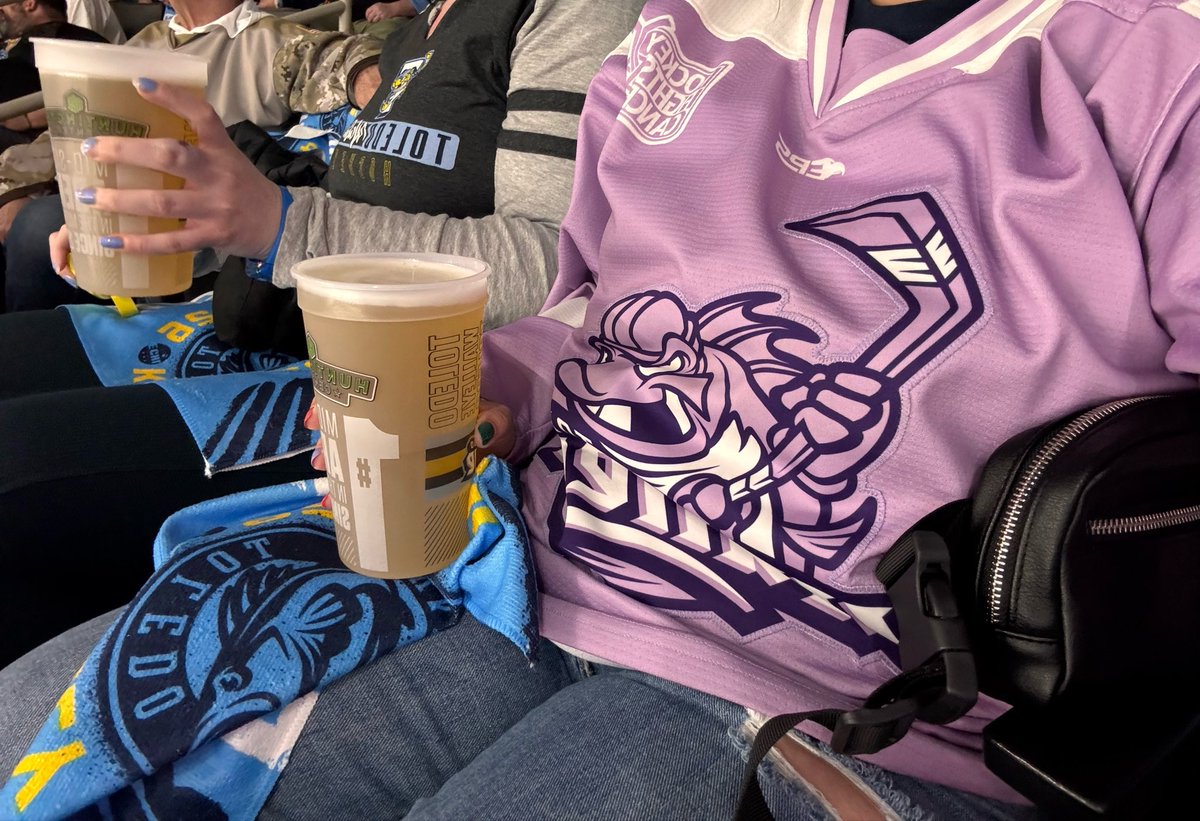 smellykailey's tweet photo. go sports with my bffl #sports #motorcitykitties #paws #313 #detroit #ourfish #419 #ttown #walleyerun #spike #cattrick #lazythursday #april #playoffs #girls #bestfriends https://t.co/Wa3OyGfVcT
