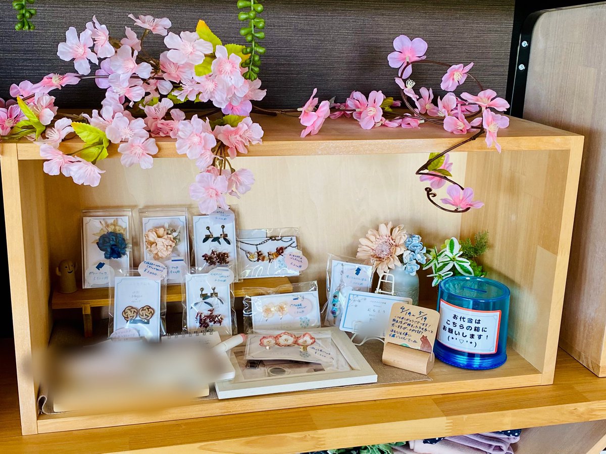 niratorisan's tweet photo. 〜5/19まで #烏川カフェ 様のラーべ商店街にてお世話になっております(◡‿◡ฺ✿)
まだまだのんびりとこちらのスペースにお邪魔させていただこうと思っておりますので
群馬にお出かけ&amp;GWなどなど、烏川カフェ様にお立ち寄りの際はぜひご覧ください🌱

季節外れの金木犀のアクセサリーもございます笑 https://t.co/gV1vZtggjj