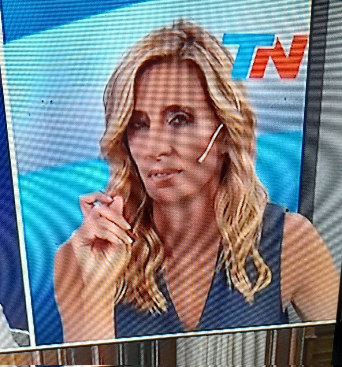 No es periodista, es una vil mercenaria que siempre estuvo acostumbrada a vivir de la pauta ✉️, hoy sin pauta ✉️ no conoce otra cosa que no sean las operaciones mediáticas con tal de que vuelvan los que la acostumbraron a vivi de la pauta ✉️. Las cosas por su nombre.