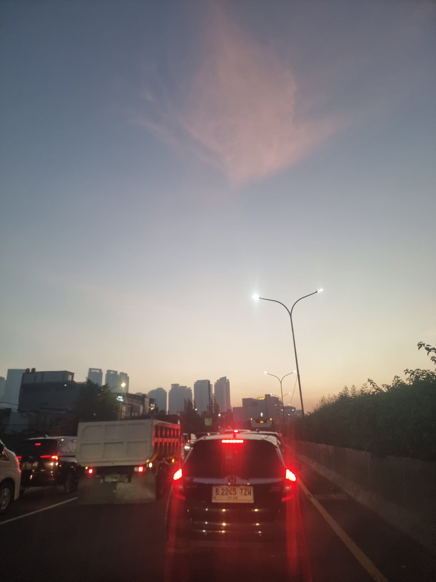 isparmo's tweet photo. Jam 5.43wib Lalin tol Tangerang arah Jakarta (Tomang) macet parah mulai km 1+800. Ada apa ya @RadioElshinta @TMCPoldaMetro https://t.co/5vPfKrGsnA