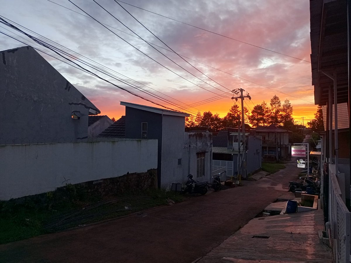 aliasmaaf's tweet photo. @KucengTerbanggg View pagi di perumahan subsidi kota baru Arjasari https://t.co/eBz9U8t0wt