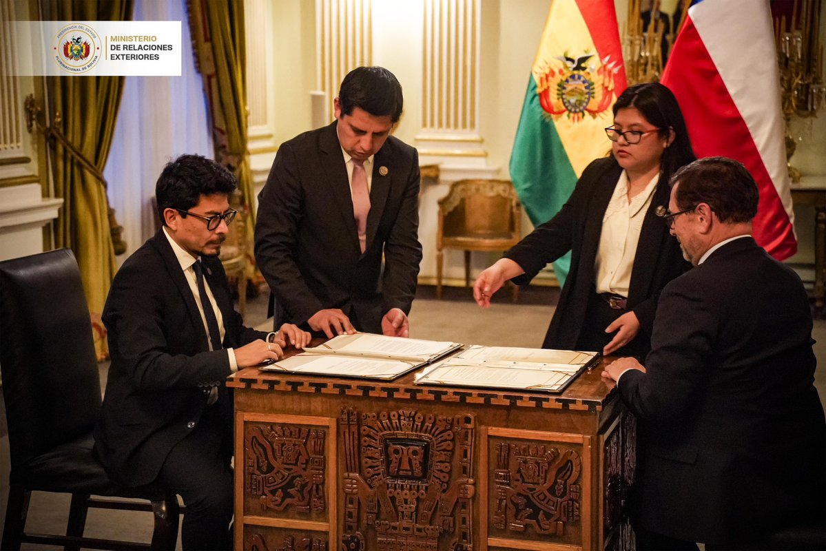 MRE_Bolivia's tweet image. Bolivia y Chile inician una nueva etapa en su relación bilateral. 🇧🇴🇨🇱
Cancilleres y delegaciones abordaron una agenda amplia de interés mutuo y definieron una hoja de ruta para avanzar en los temas tratados.
#Bolivia #Chile #Diplomacia #RelacionesBilaterales #PolíticaExterior