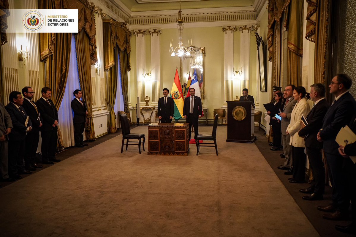 MRE_Bolivia's tweet image. Bolivia y Chile inician una nueva etapa en su relación bilateral. 🇧🇴🇨🇱
Cancilleres y delegaciones abordaron una agenda amplia de interés mutuo y definieron una hoja de ruta para avanzar en los temas tratados.
#Bolivia #Chile #Diplomacia #RelacionesBilaterales #PolíticaExterior