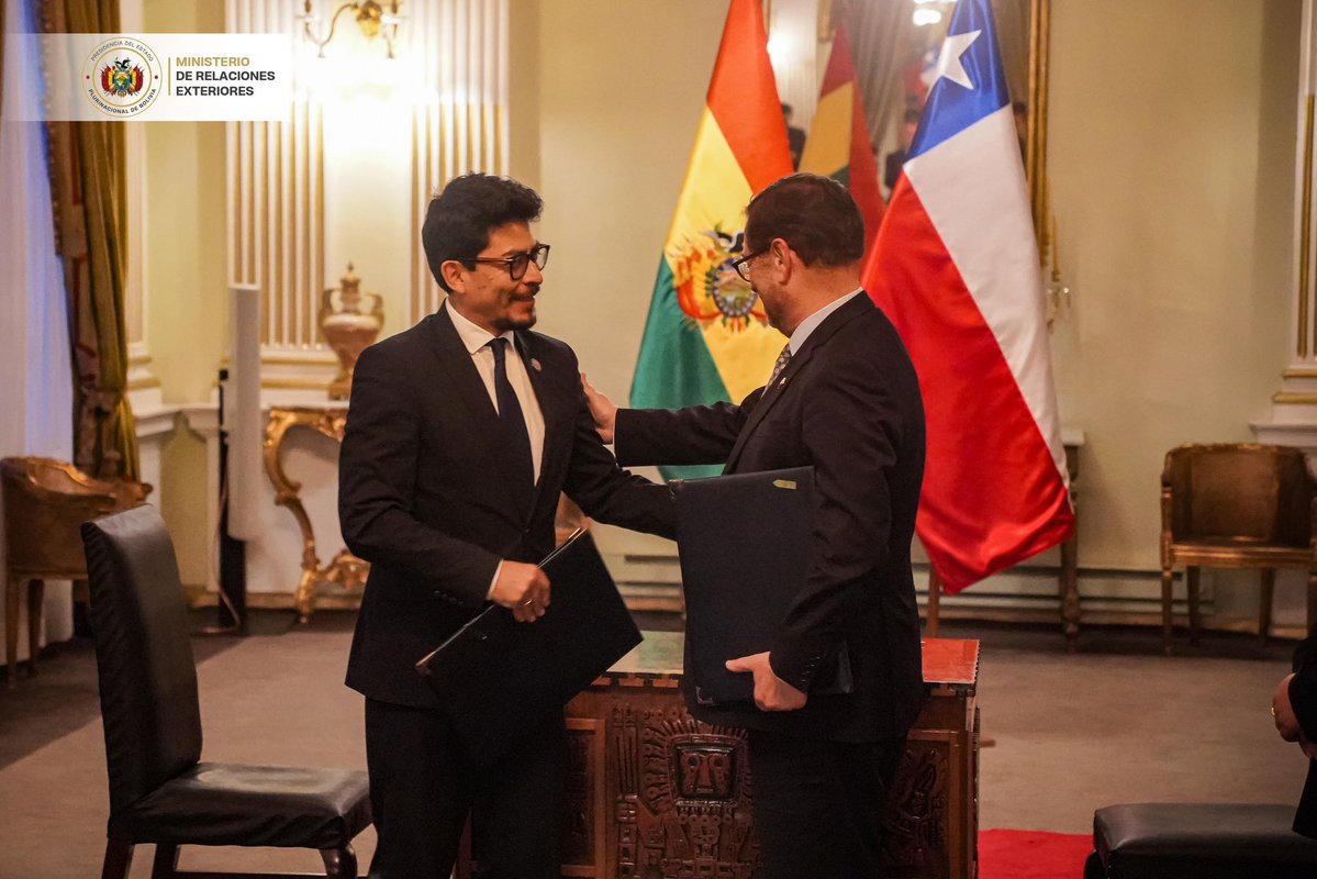 MRE_Bolivia's tweet image. Bolivia y Chile inician una nueva etapa en su relación bilateral. 🇧🇴🇨🇱
Cancilleres y delegaciones abordaron una agenda amplia de interés mutuo y definieron una hoja de ruta para avanzar en los temas tratados.
#Bolivia #Chile #Diplomacia #RelacionesBilaterales #PolíticaExterior